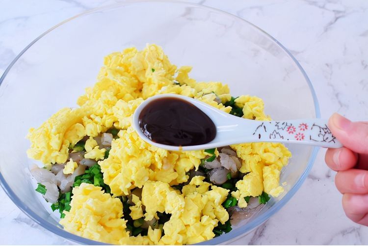 饺子皮新吃法,用来包成包子,皮薄馅儿多,真好吃