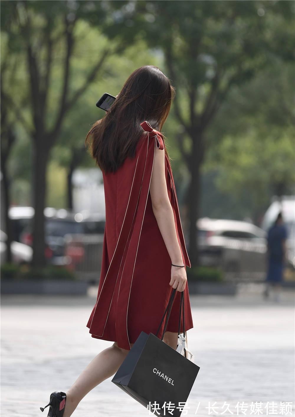 红色|红色无袖连衣裙,宽松款式,搭配高跟鞋,不挑身材又很美