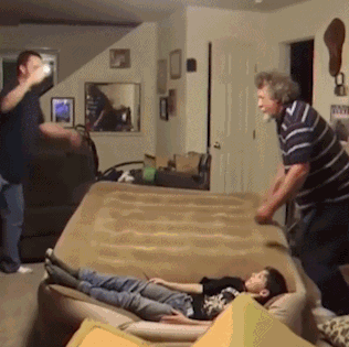 |搞笑GIF:看着不像意外的一出交通意外,给面包车量身定做的吧!