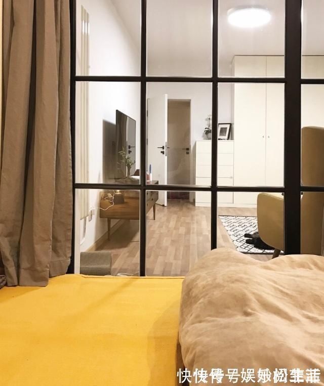 客厅|老公硬把阳台改卧室，在窗外加个“假阳台”！完工邻居都夸他机智