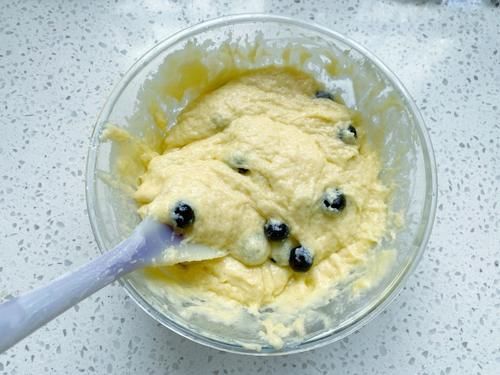 美味|10分钟搞定,爆浆蓝莓麦芬蛋糕,外酥里软又美味,秒杀蛋糕店