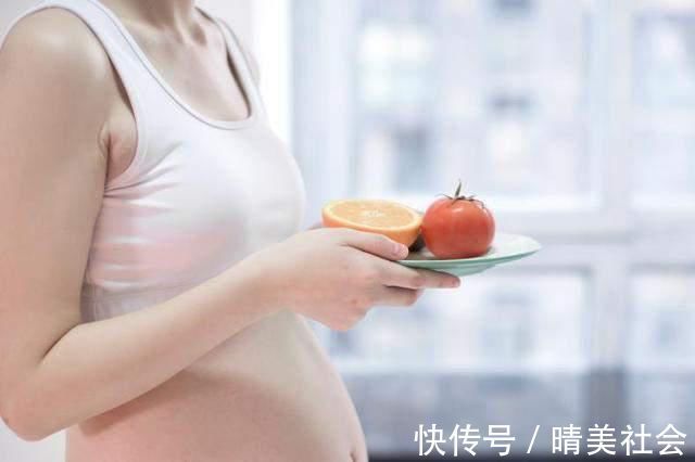 羊水|孕妈吃饭时,胎儿在干嘛呢?看完答案后,网友:太可爱了