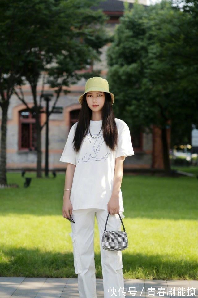 连衣裙 “御姐范”的打底裤美女,风格可简单休闲,白里透白!