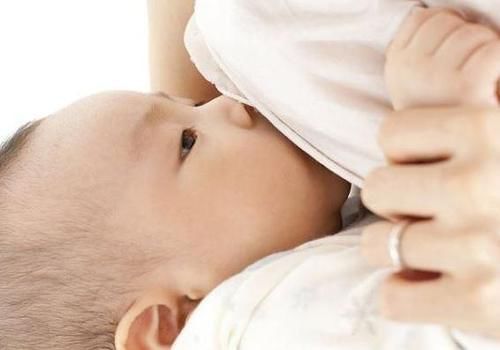 带娃|宝妈在公交车上给娃喂奶,旁边一男子的善意举动,赢得全车人点赞