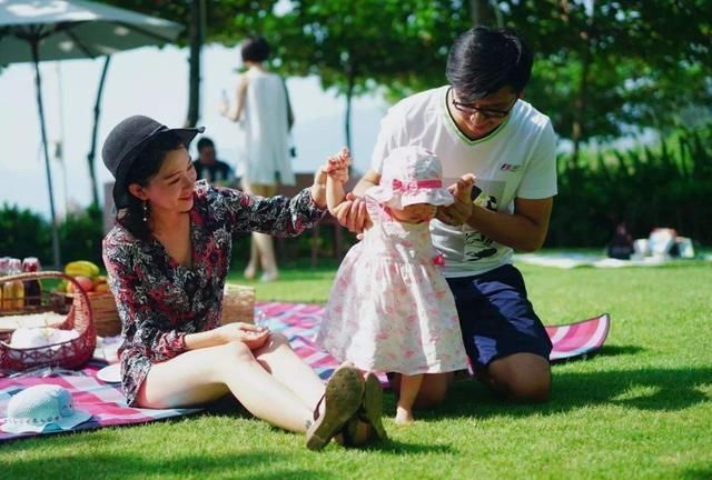 阳台上|佛系奶奶带娃走红,面对熊孩子拆家视而不见,躺在阳台淡定自如