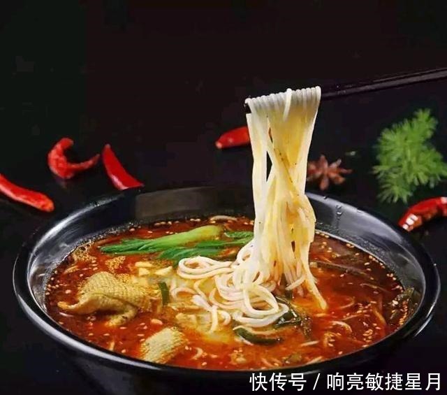 昆明人不仅爱吃各种虫子,就连米线都是甩的
