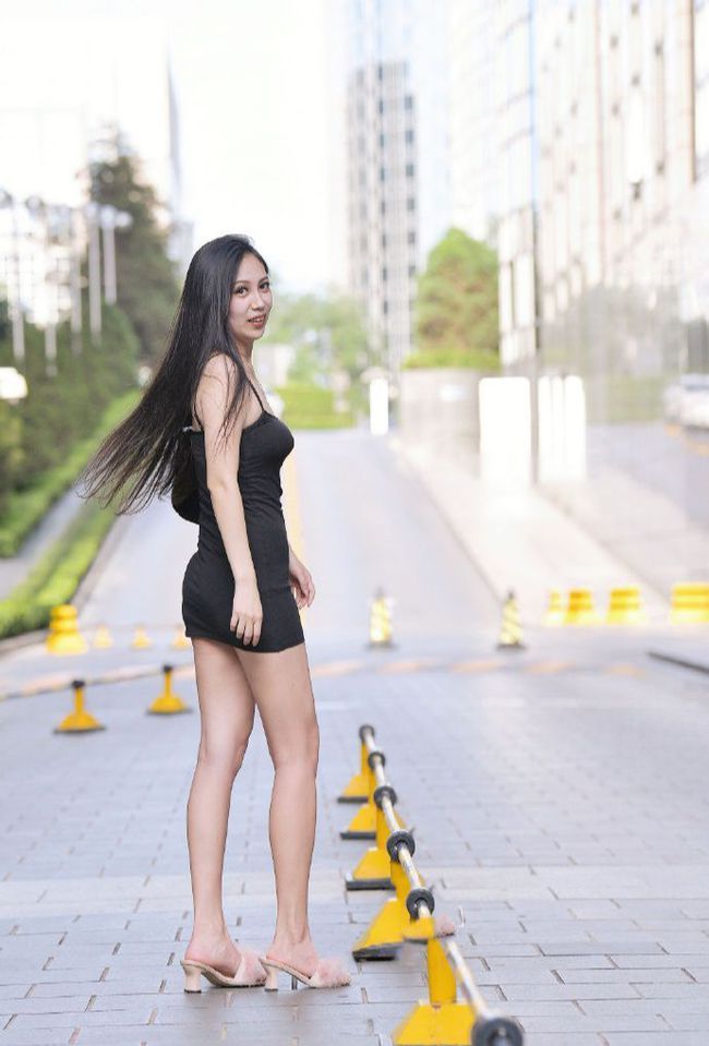 大长腿 时尚的吊带包臀裙,展现完美的曲线与成熟知性,展现完美身材