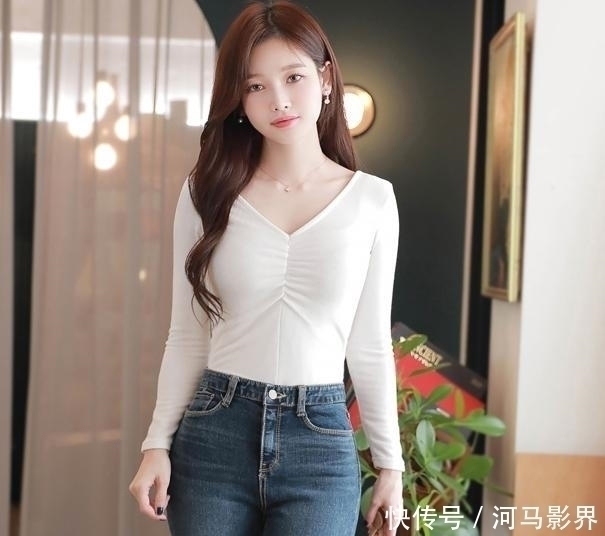 牛仔裤 白色打底衫简洁时尚,搭配修身牛仔裤让造型更显靓丽自信