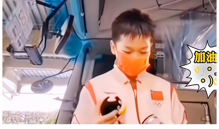 站在大巴车门口收礼物!全红婵拆开包装袋,没拿稳让礼物掉地上了