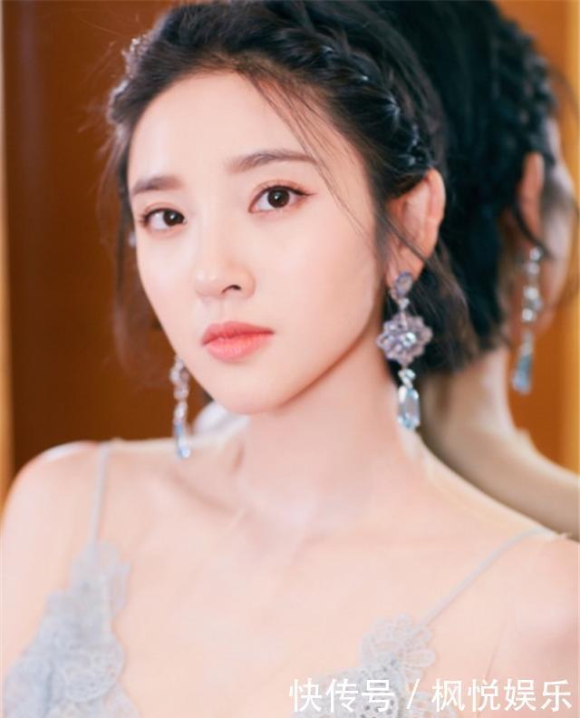 “酒窝发”,时髦减龄又显脸小,谁剪谁美