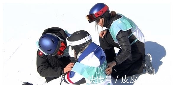 go对手遭绝杀失声痛哭,谷爱凌贴心安慰!前3名拥抱在一起,太暖了