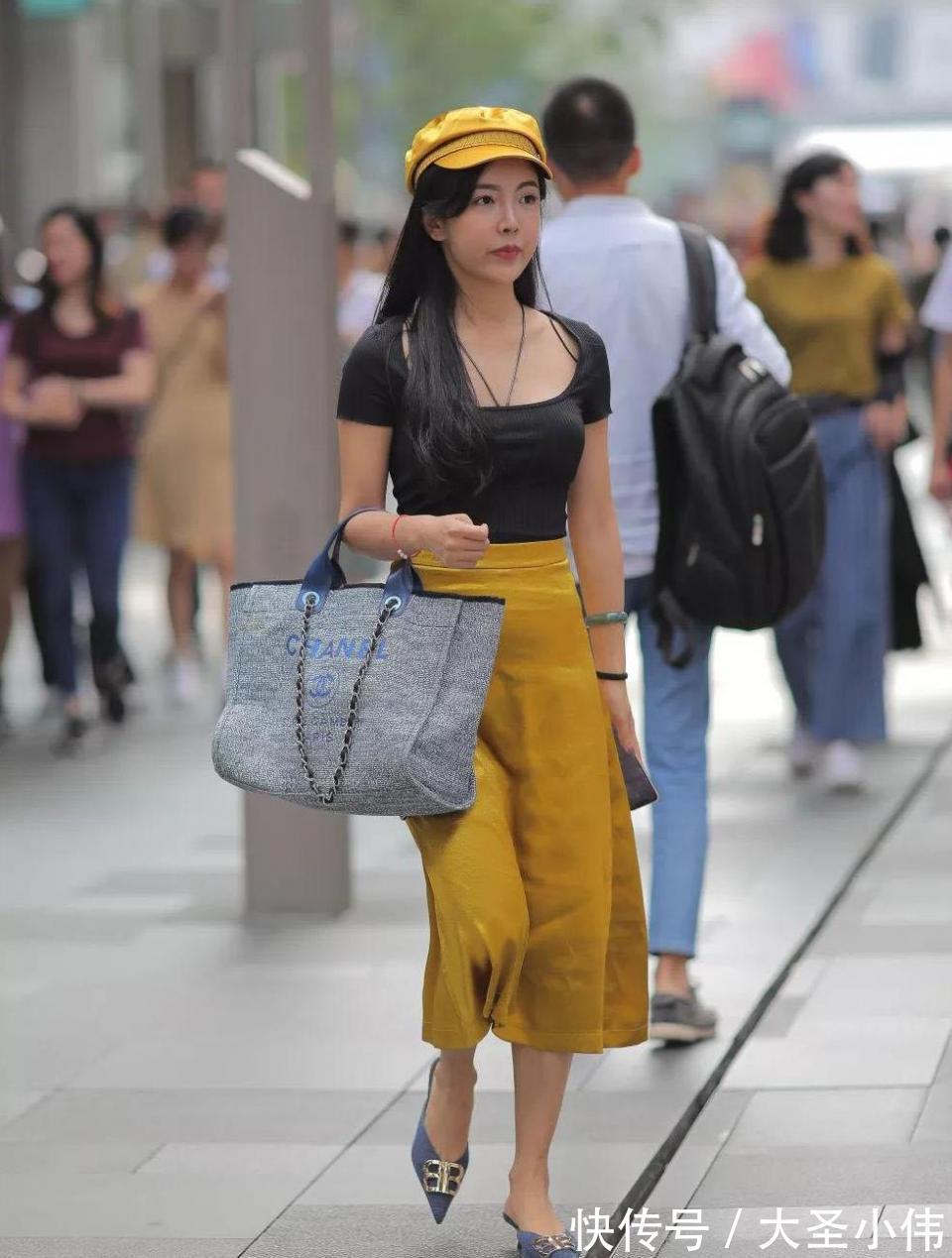 美女|美女街拍:喜欢喝奶茶的气质美女,虽然她很普通,但是她的气质确实很高级