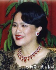 苏提达戴上诗丽吉太后压箱底项链!比诗妮娜的更奢华,待遇大不同