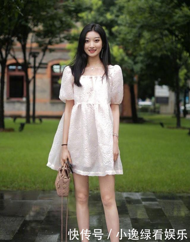 深色V领已过时,今年流行方领+泡泡袖,复古典雅充满高级感