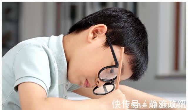 睡眠时间|不让玩手机，就不会近视？孩子4个用眼坏习惯，看书也能近视