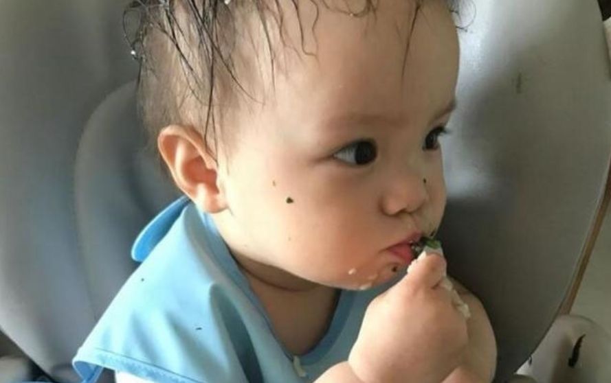 生长发育|孩子添加辅食,不要只盯着月龄看,这3个条件也很重要