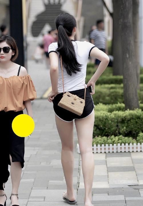 小姐姐|路人街拍休闲与时尚兼备的“黑白配”,爱运动的女孩身材都不差