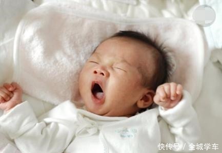睡眠时间|新生儿应该多躺还是多抱，新手妈妈别做错了，对宝宝影响很大！