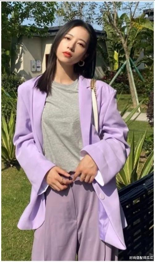 别总穿黑白灰了,今夏流行这个“紫”,时髦显白很高级