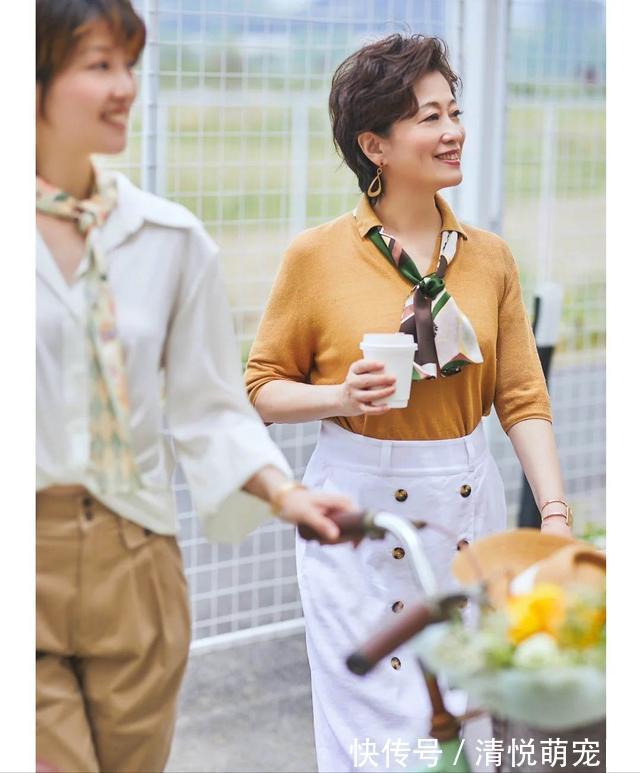 搭配|这才是今夏时髦洋气的穿搭！“奶奶衫+小男孩裤”，60+穿上超好看