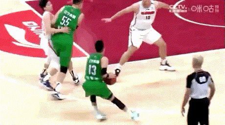 杨导|感动!郭艾伦受伤后,坐在替补席大喊:杨导!杨导!杨鸣换他上场