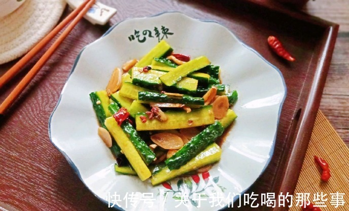 黄瓜|凉拌黄瓜不能直接加调料,厨师长教你3个技巧,脆爽又入味,好吃
