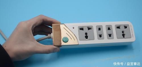 线板|不管插线板有多脏,教你一招,不用一滴水,插线板跟新的一样干净