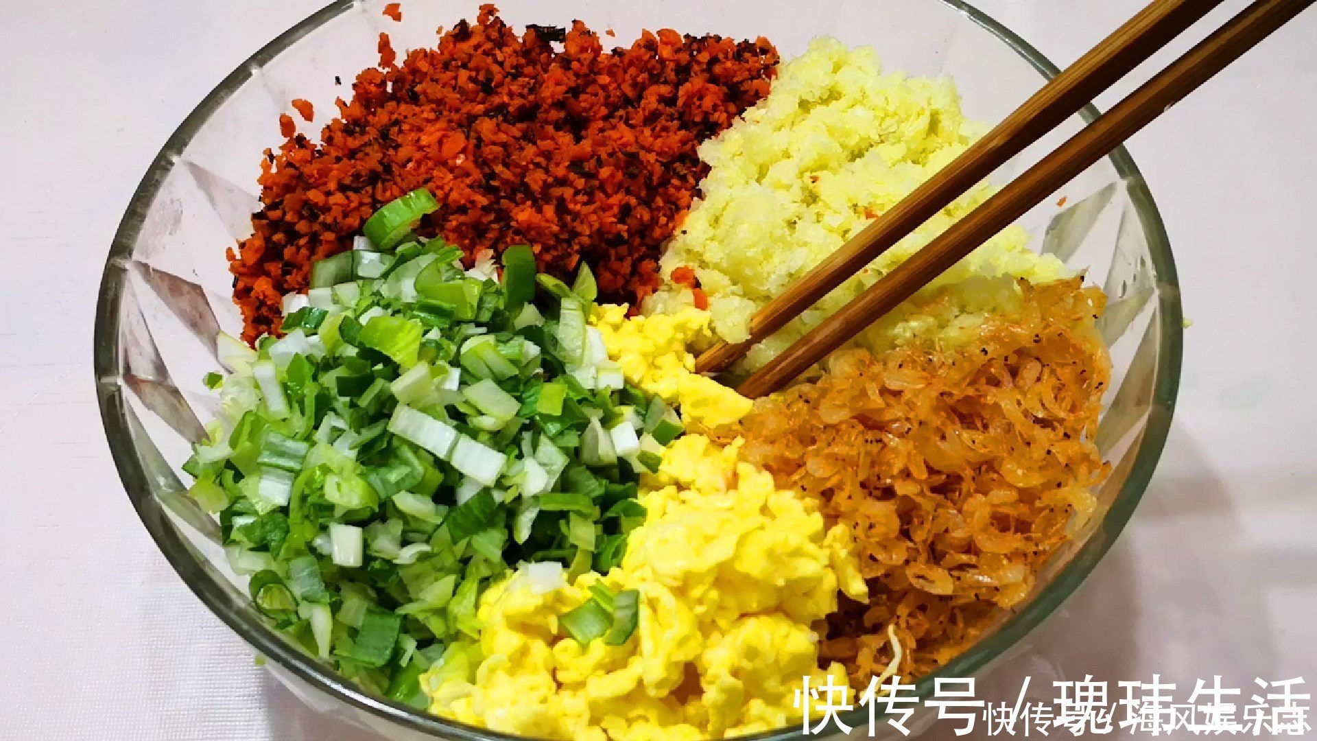 白菜饺子好吃有秘诀,学会如此调馅,味道格外鲜美,味精都省了