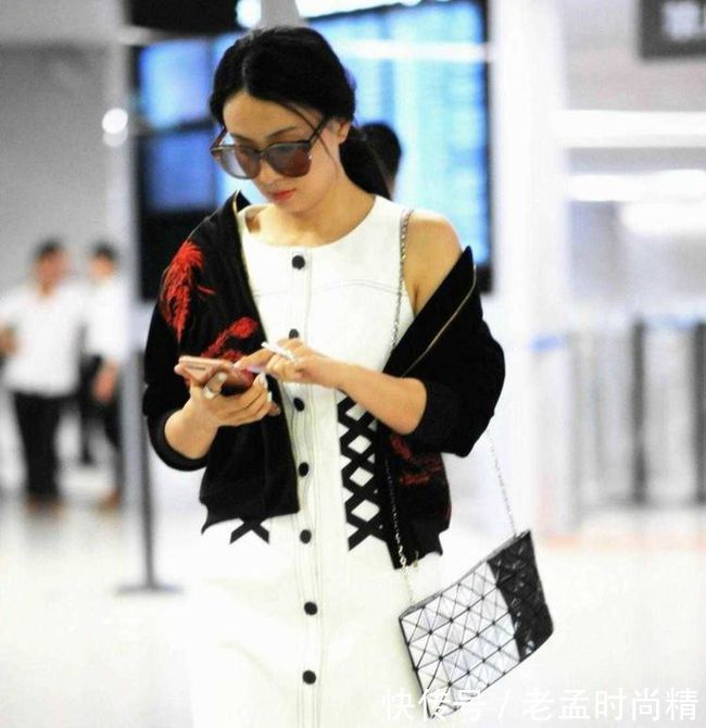 外套|学明星用黑色外套配连衣裙,温婉优雅