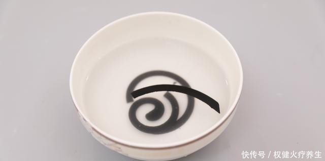 肥料|浇水时加点小东西，植物用了呼呼长，连肥料都省了！