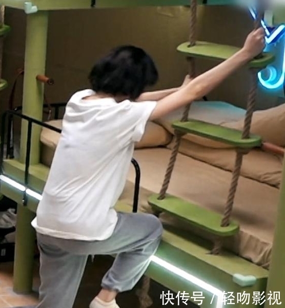 赵粤爬床睡觉,脚上毛绒袜子的颜色抢镜,观众们忍不住吐槽:这是多久没洗了?