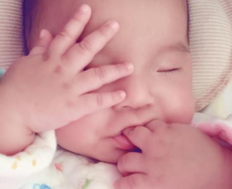 月龄|宝宝喜欢吃手,对智力发育有帮助,但这个月龄后还再吃手,要管了