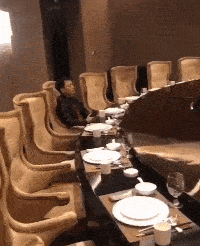 |搞笑GIF:相个亲居然没看清对方长啥样!