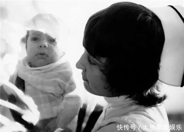 “泡泡男孩”:12岁才走出隔离罩,在死亡前第一次触摸到了妈妈