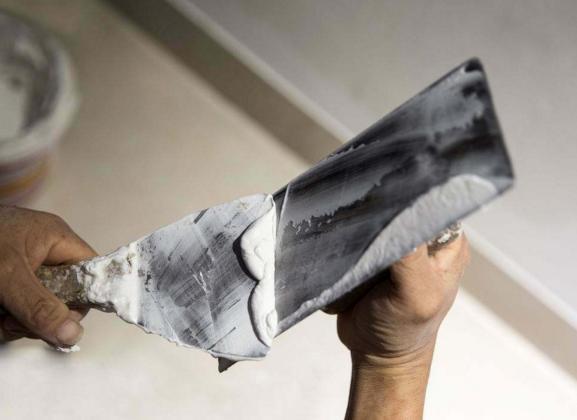 检查|腻子刮完以后怎样检查不用什么仪器,其实一个手电筒就够了