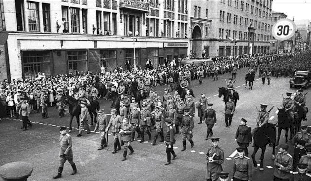 游街|这是对希特勒的羞辱！6万德军战俘被游街，众目睽睽之下拉肚子