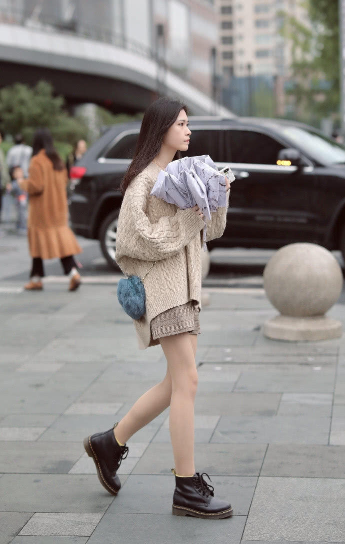  长裙|街拍：喜欢穿低领长裙的小姐姐，身材都很迷人