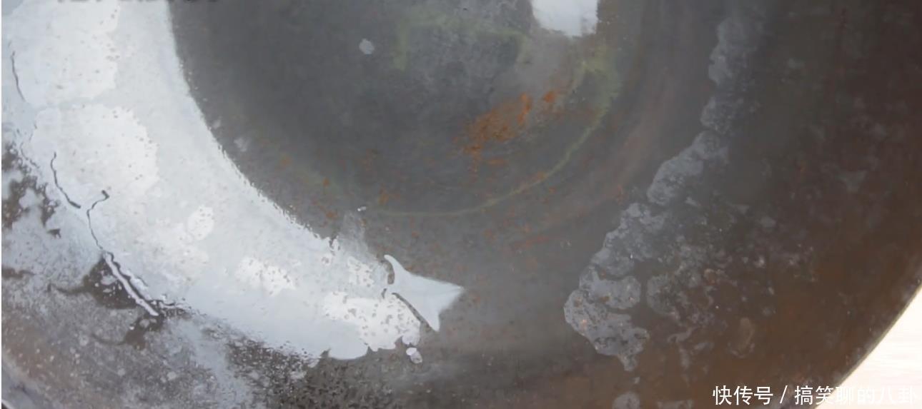 铁锈|铁锅生锈不要扔,教你一招,铁锅变身不粘锅,以后都不会生锈了