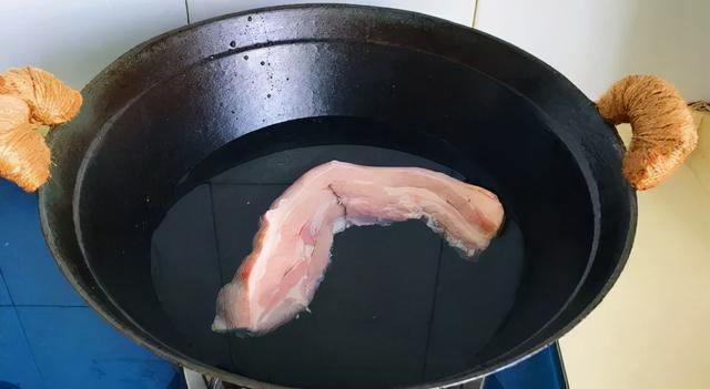 这碗香芋扣肉煲一出锅，满屋香味太馋人