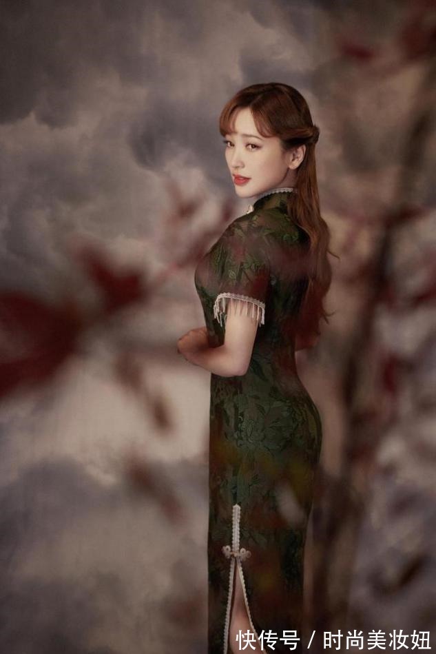 连衣裙|43岁刘芳菲很有“贵妇范”,穿红色旗袍连衣裙高贵优雅,美得惊艳