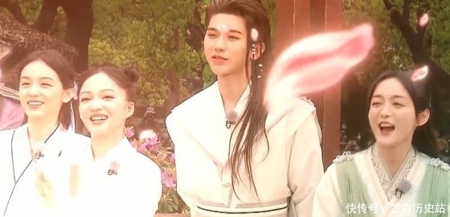 抱景甜|张彬彬公主抱baby,手放的位置很讲究,跟抱景甜时不一样