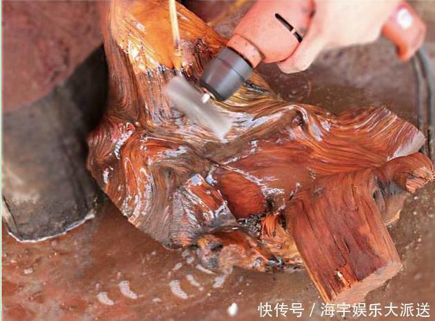 根雕$从山里收回的老树根原木,师傅打磨成根雕茶台引人称赞!简直太棒