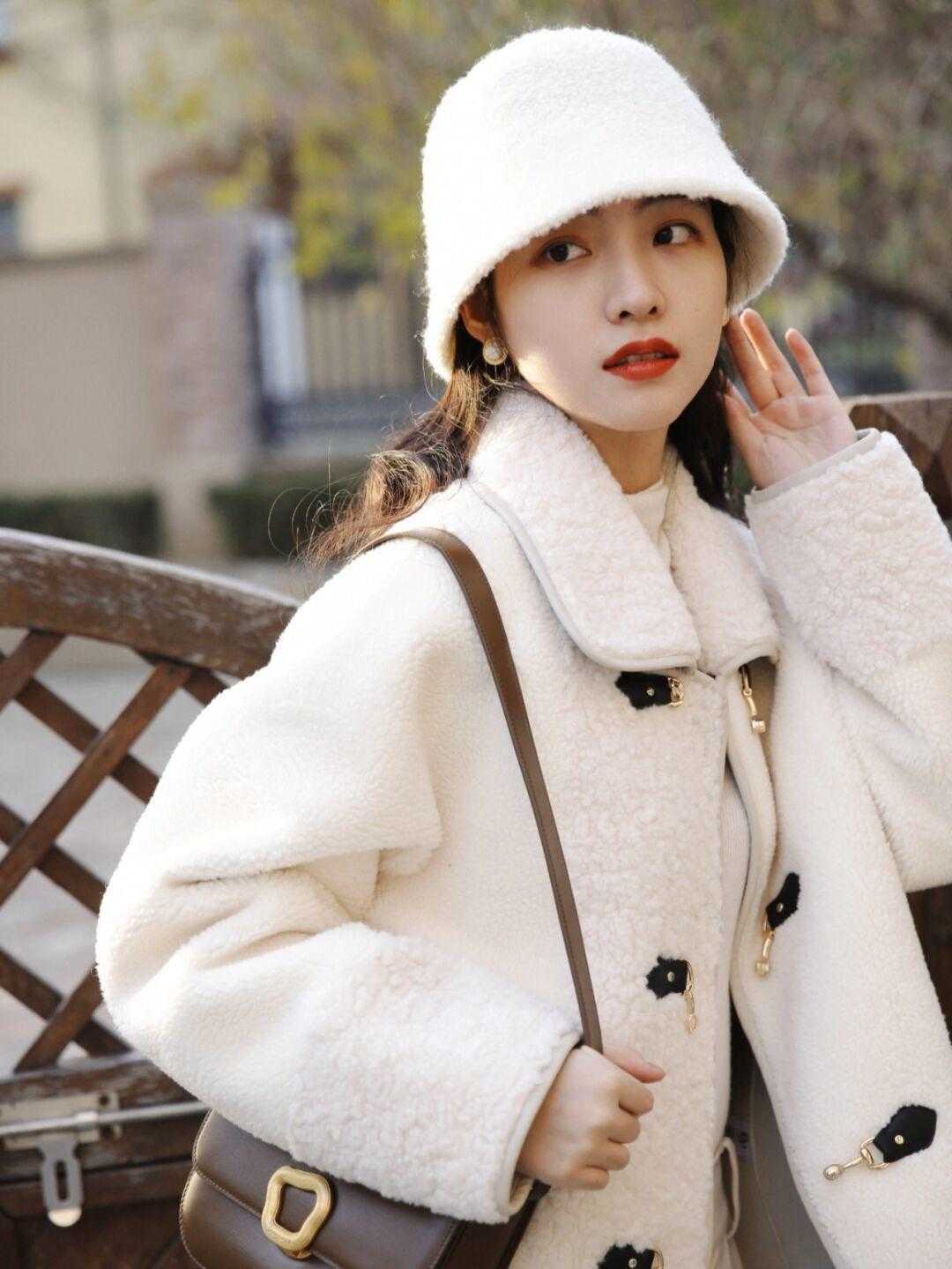 下半身 与其还在搭大衣,不如看看冬款短外套,清爽温柔