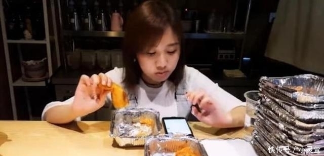 直播|密子君直播吃30个鸡翅包饭,镜头拉远后,食物“变形”了