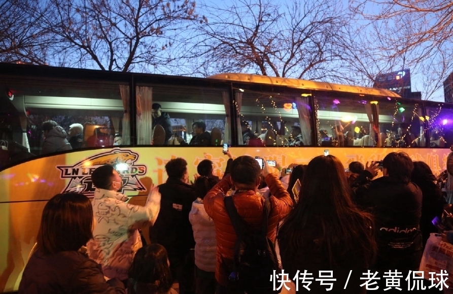 青岛队|再出征!辽篮集体前往下榻酒店,郭艾伦大格子外套“秒杀”众将