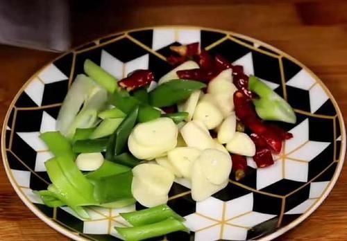 炒大白菜时,马上下锅就错了!大厨教你一招,鲜嫩脆爽、不出水