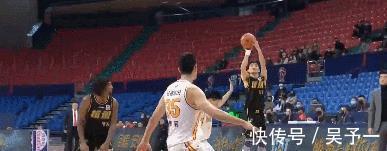 cbCBA爆发冲突!广厦遭打击,赵岩昊被驱逐离场,主帅王博黑脸