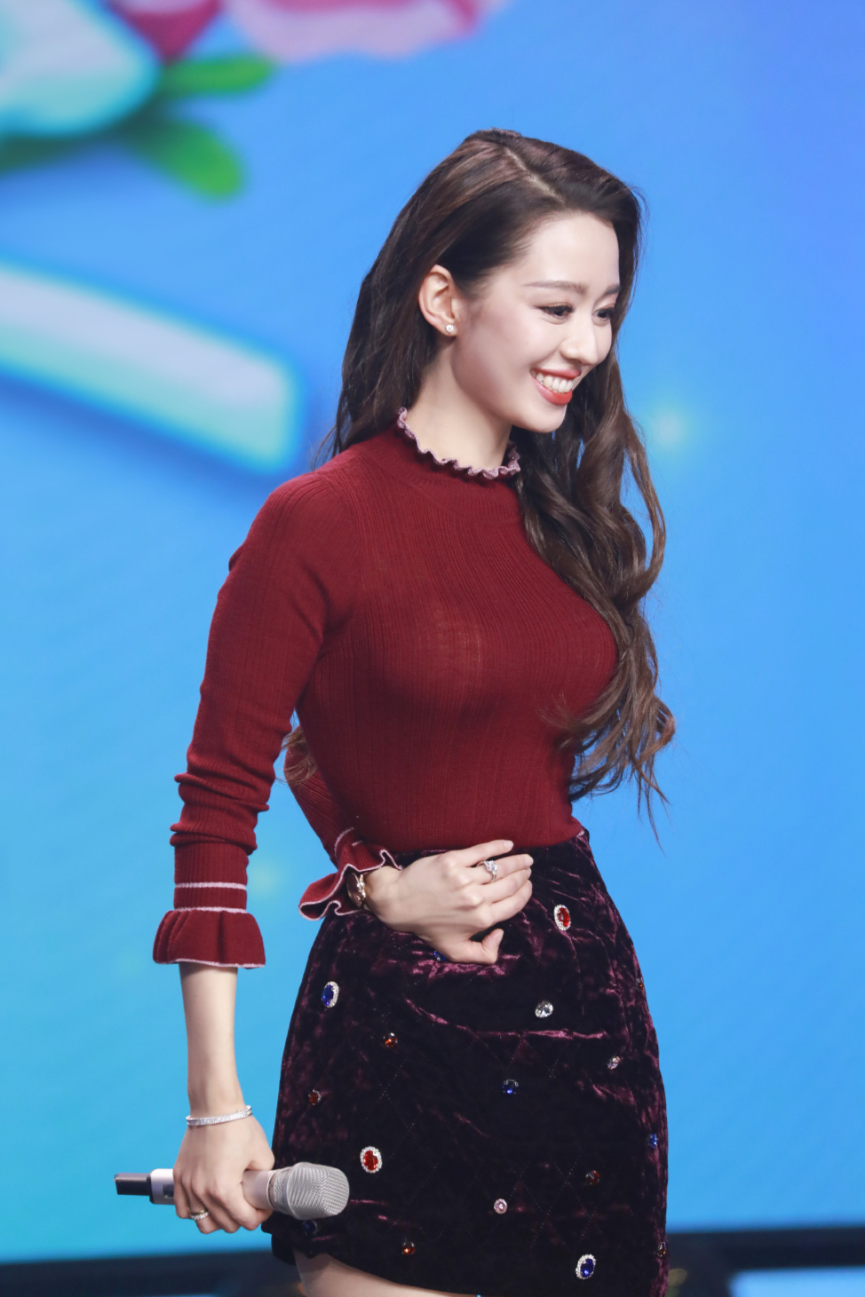 穿搭|吉娜身材绝了,生完娃后身材没变样,吊带配透视修身衣精致又时髦