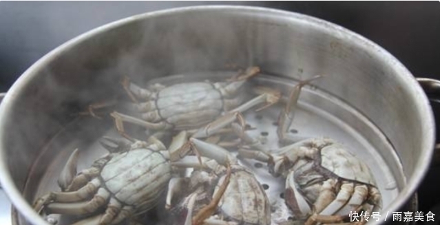 蒸螃蟹,直接上锅蒸就“废”了,这2步很关键,蟹肉鲜嫩不流黄