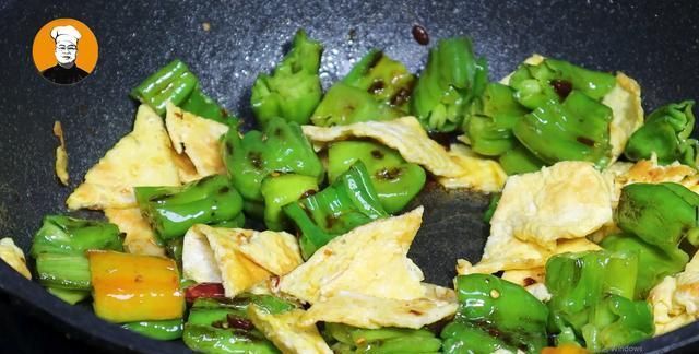 下饭|青椒用擀面杖压一压，没想到这么好吃，香辣开胃又下饭，解馋